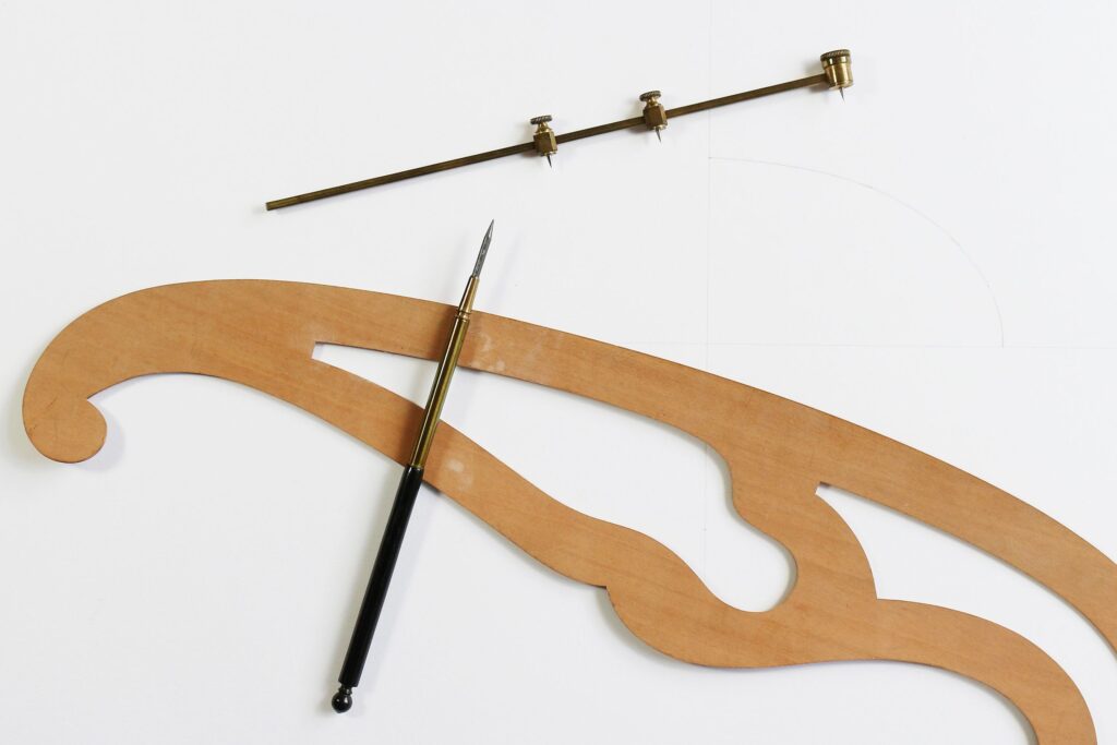 Unsigned beam instrument used to plot an ellipse with the help of a pearwood French curve